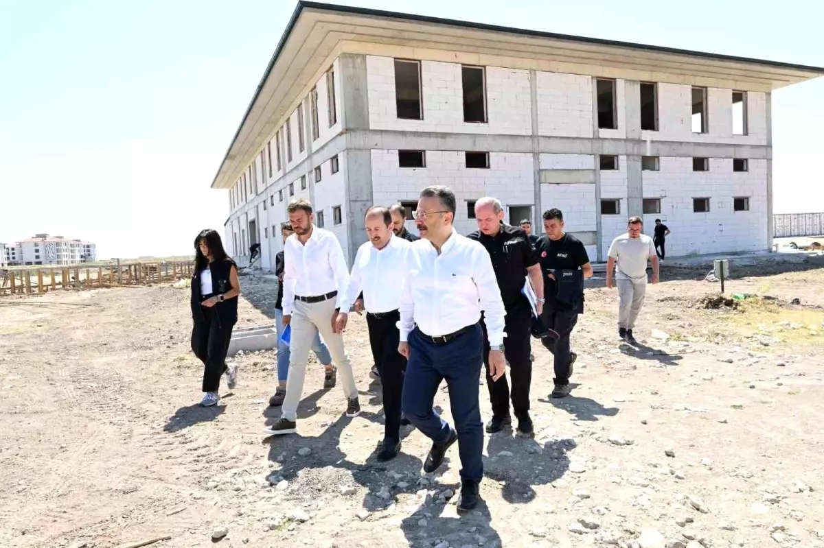 Eskişehir Valisi Aksoy, AFAD'ın Yeni Hizmet Binasında İncelemelerde Bulundu