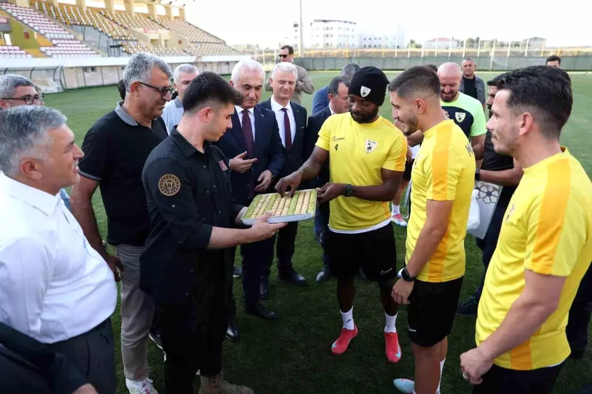 Vali Avni Çakır, Muşspor'un TFF 2. Lig'e Yükselişini Kutladı