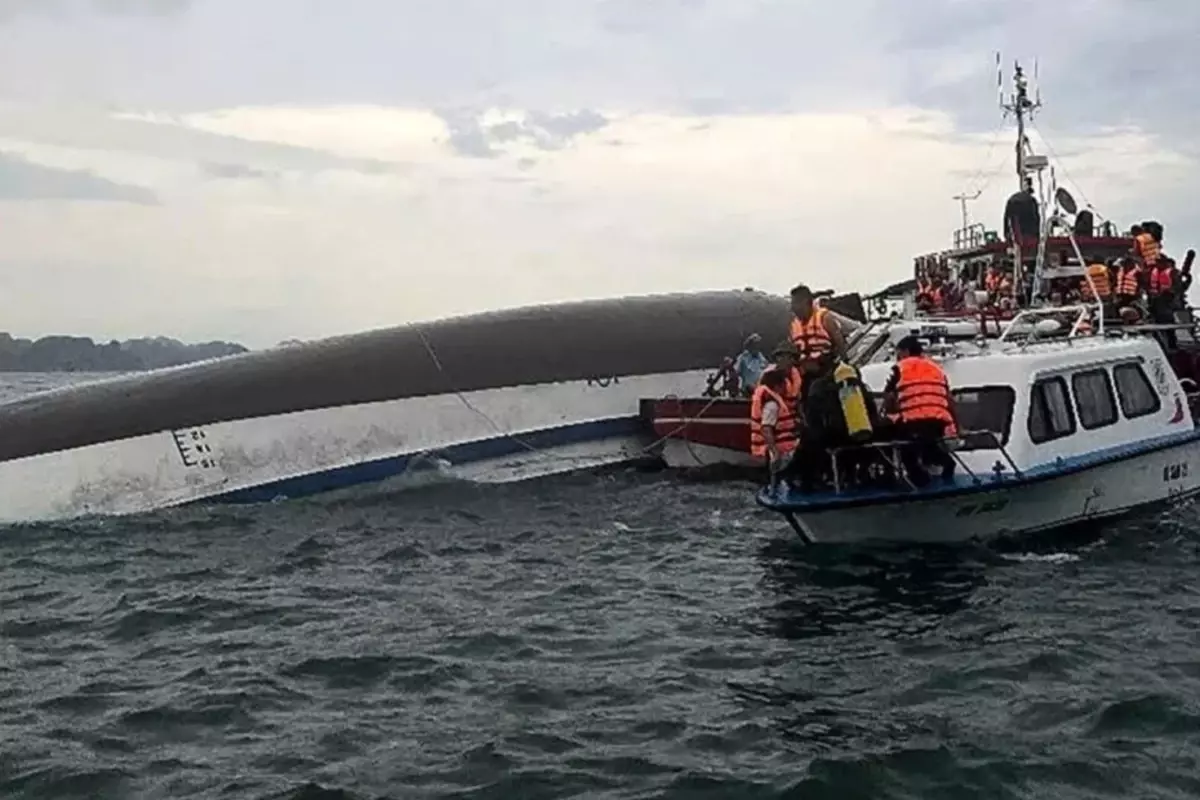 Vietnam'da tur teknesi alabora oldu: 27 ölü