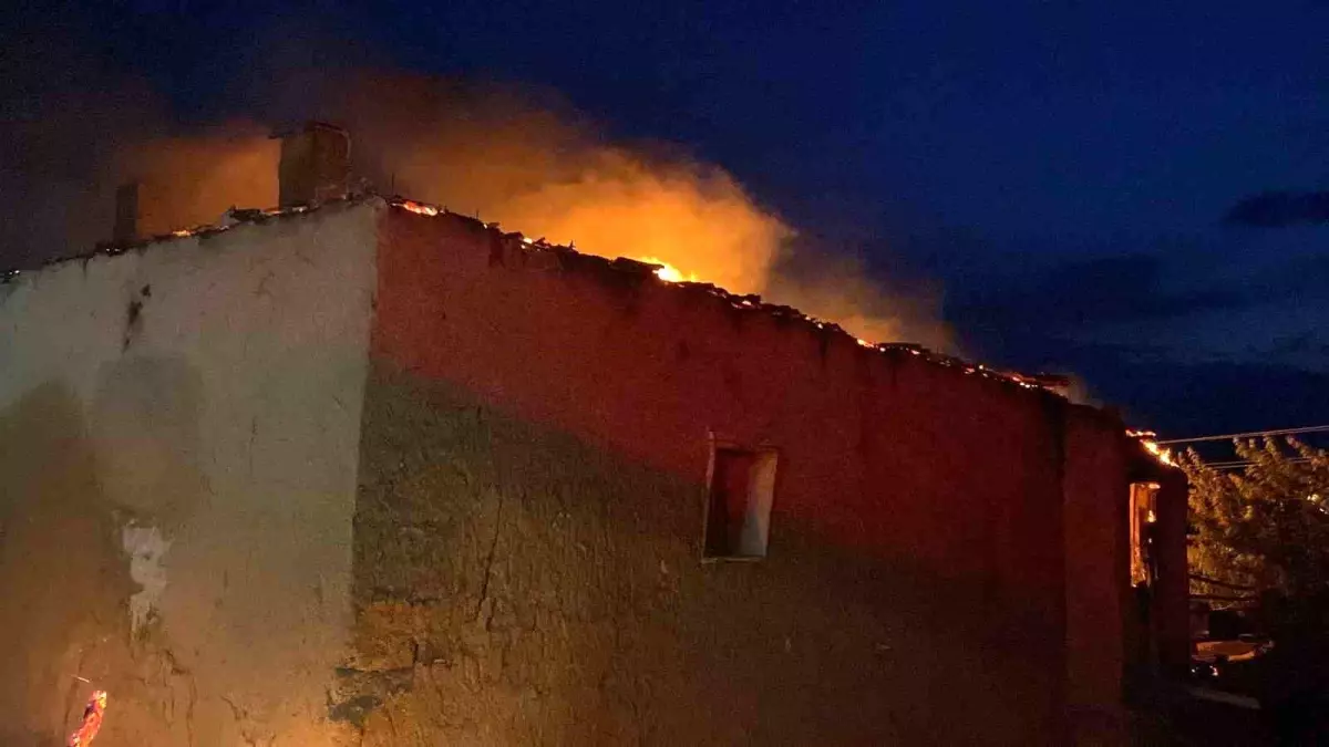 Yozgat'ta Gece Yangını: Bir Ev Kullanılamaz Hale Geldi