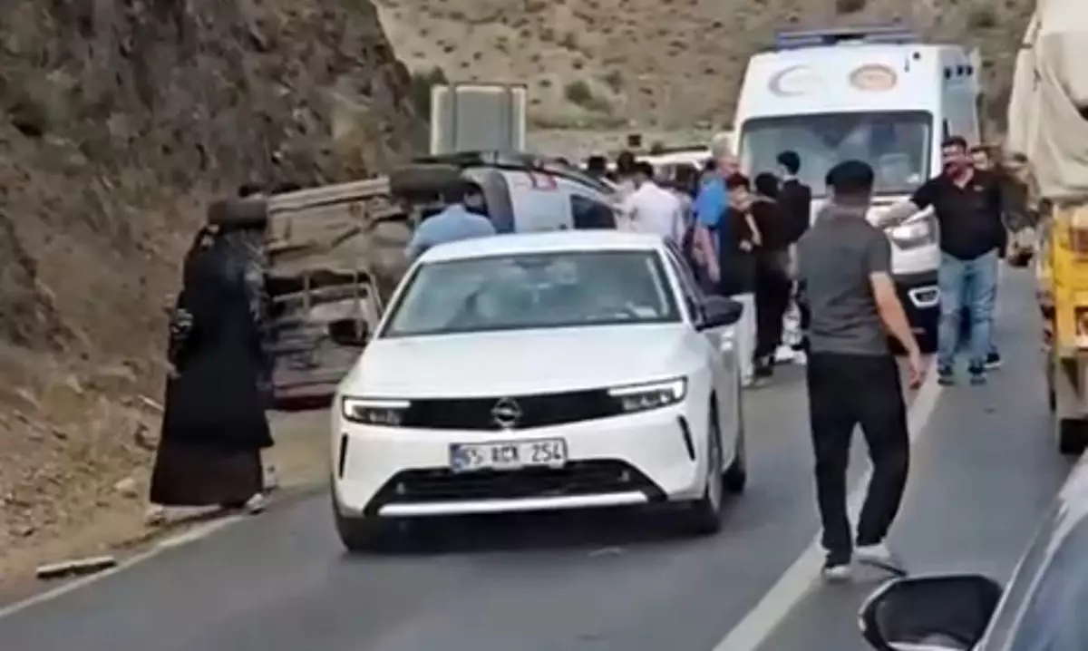 Yüksekova-Van Kara Yolunda Trafik Kazası: 5 Yaralı
