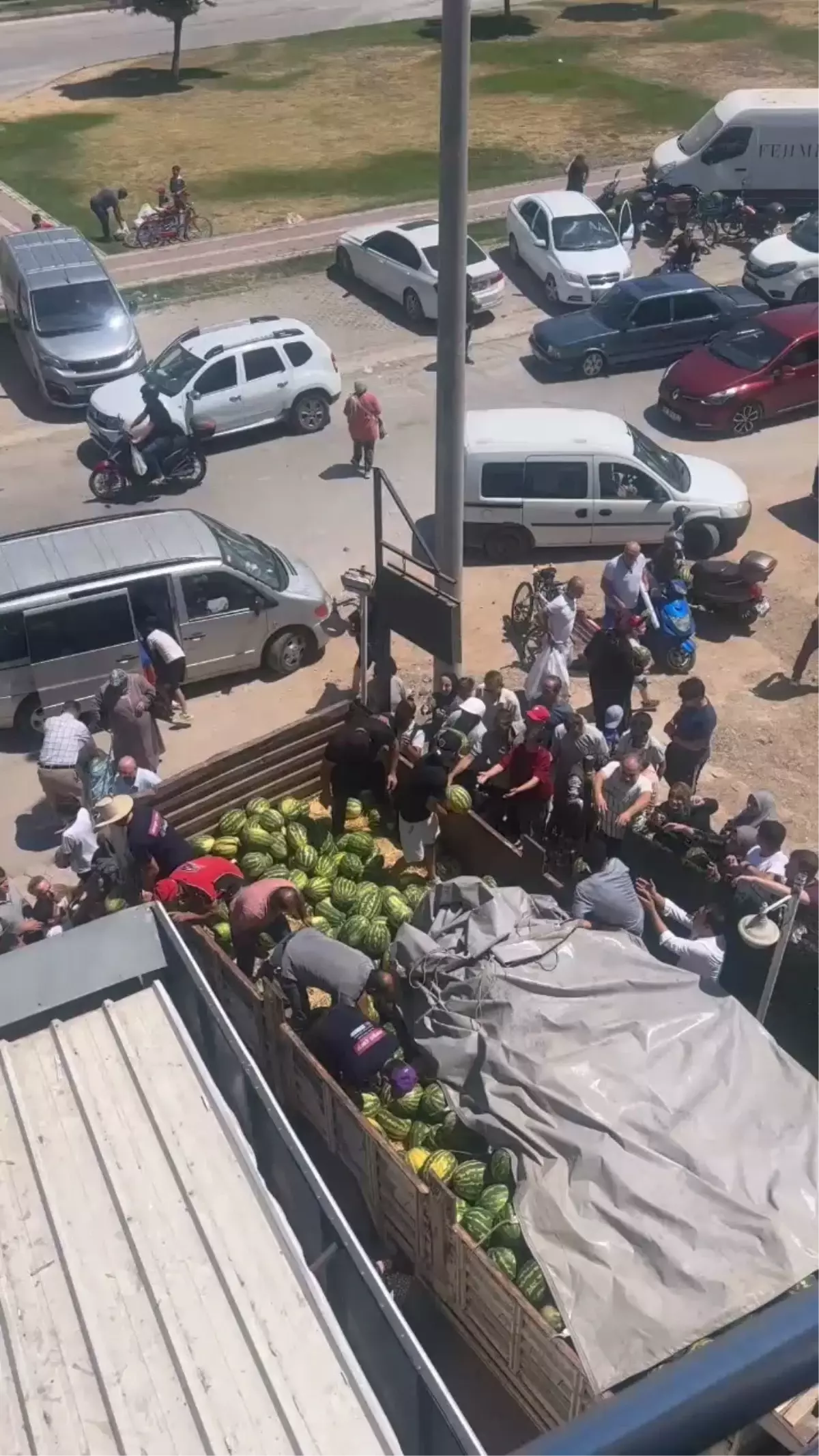 İnegöl'de Mağaza 12 Ton Ücretsiz Karpuz Dağıttı