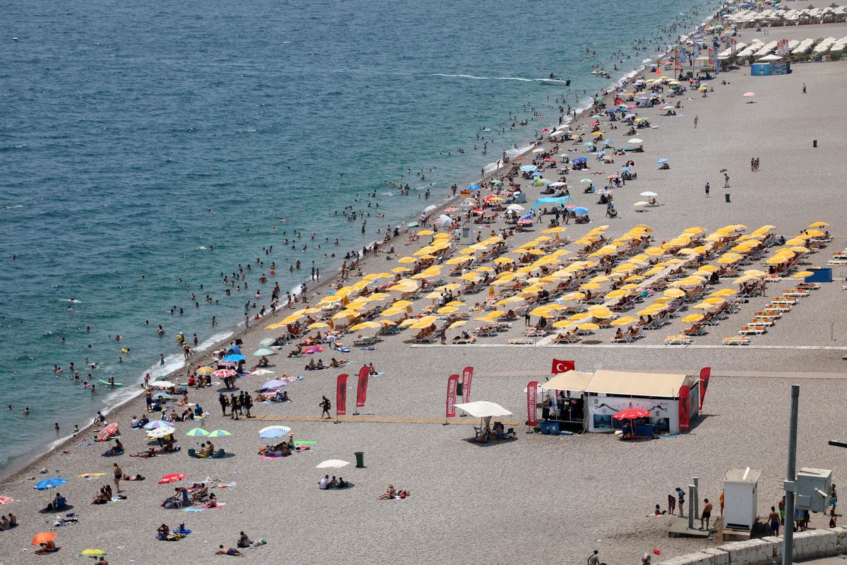 Antalya'da Sıcak Hava Kaosu: Hissedilen Sıcaklık 44 Dereceyi Buldu