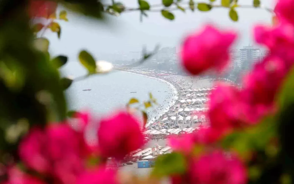 Antalya'da Sıcak Hava Dalgası: 41 Derecede Denizde Serinleme Arayışı