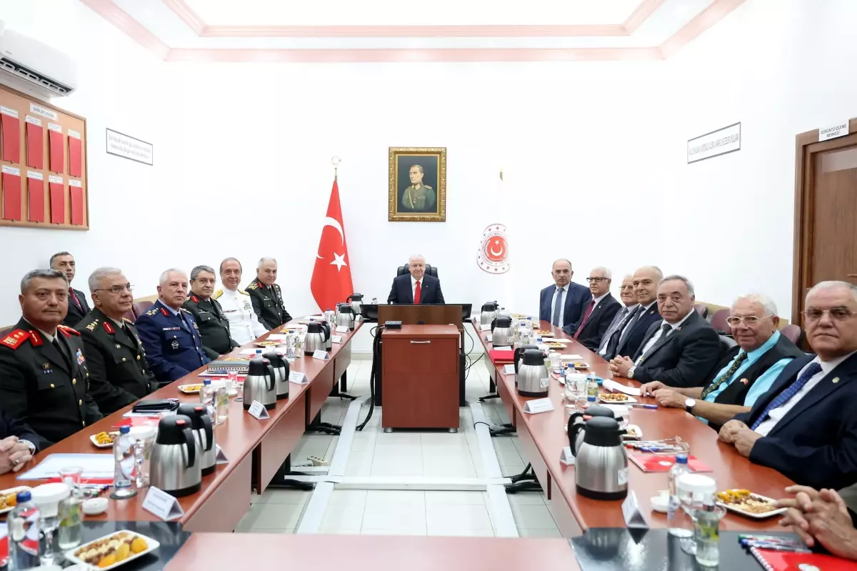 Milli Savunma Bakanı Yaşar Güler, Kıbrıs Şehit ve Gazi Dernekleri ile Bir Araya Geldi