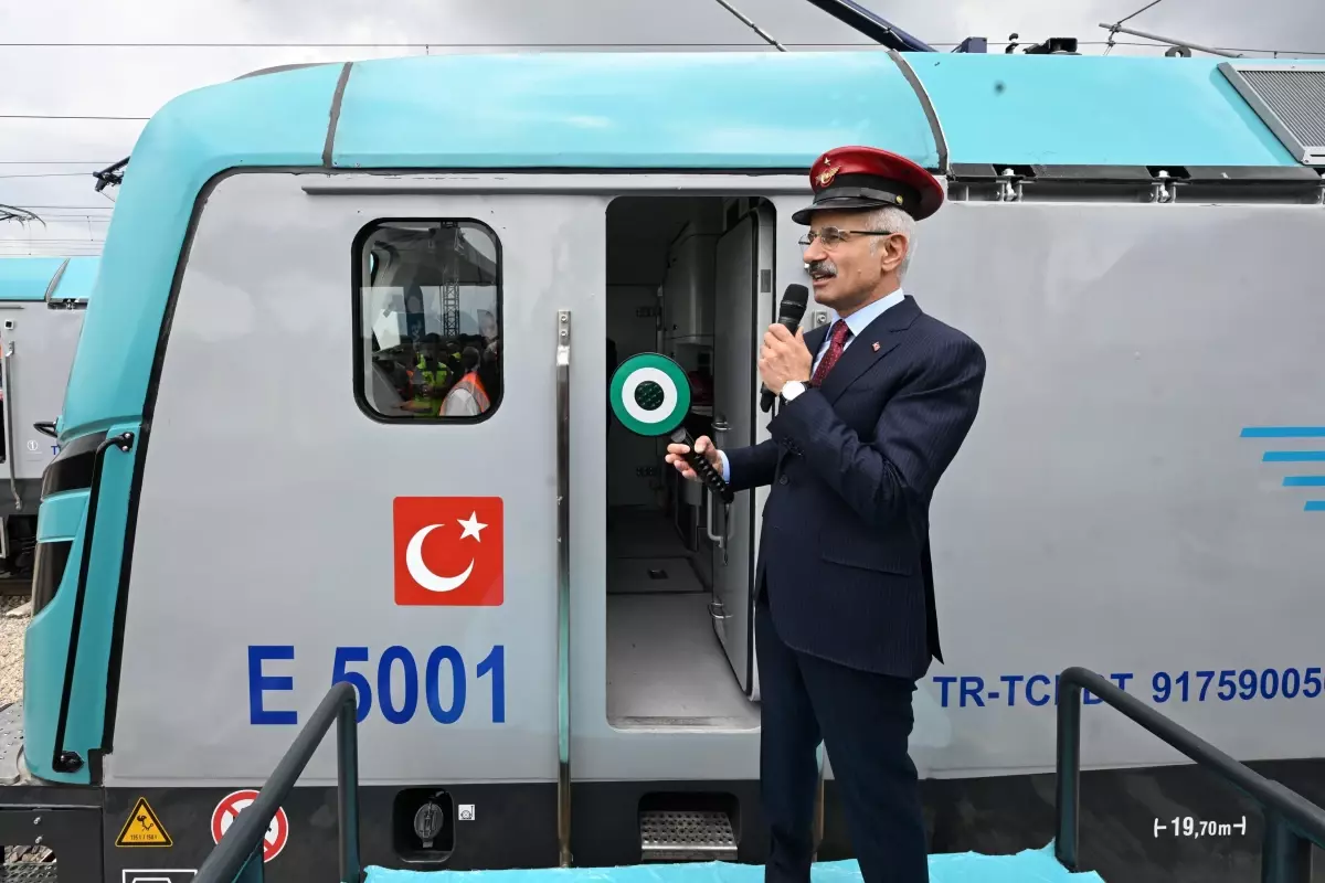 Türkiye'nin İlk Yerli Elektrikli Lokomotifi E5003 İlk Ticari Seferini Gerçekleştirdi