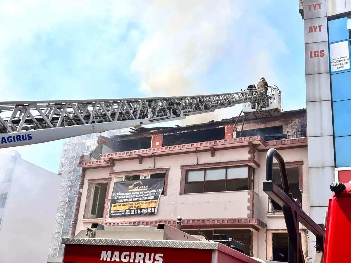 Ankara'da Metruk Binada Yangın Çıktı