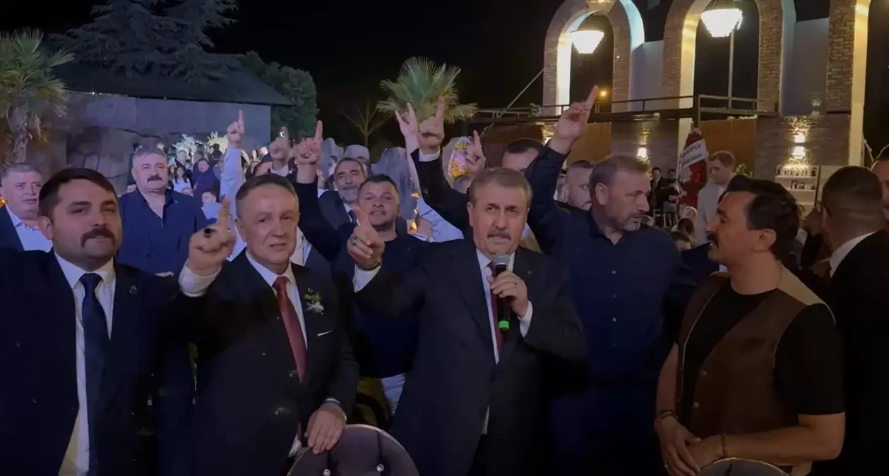 Mustafa Destici Bursa'da düğünde türkü söyledi