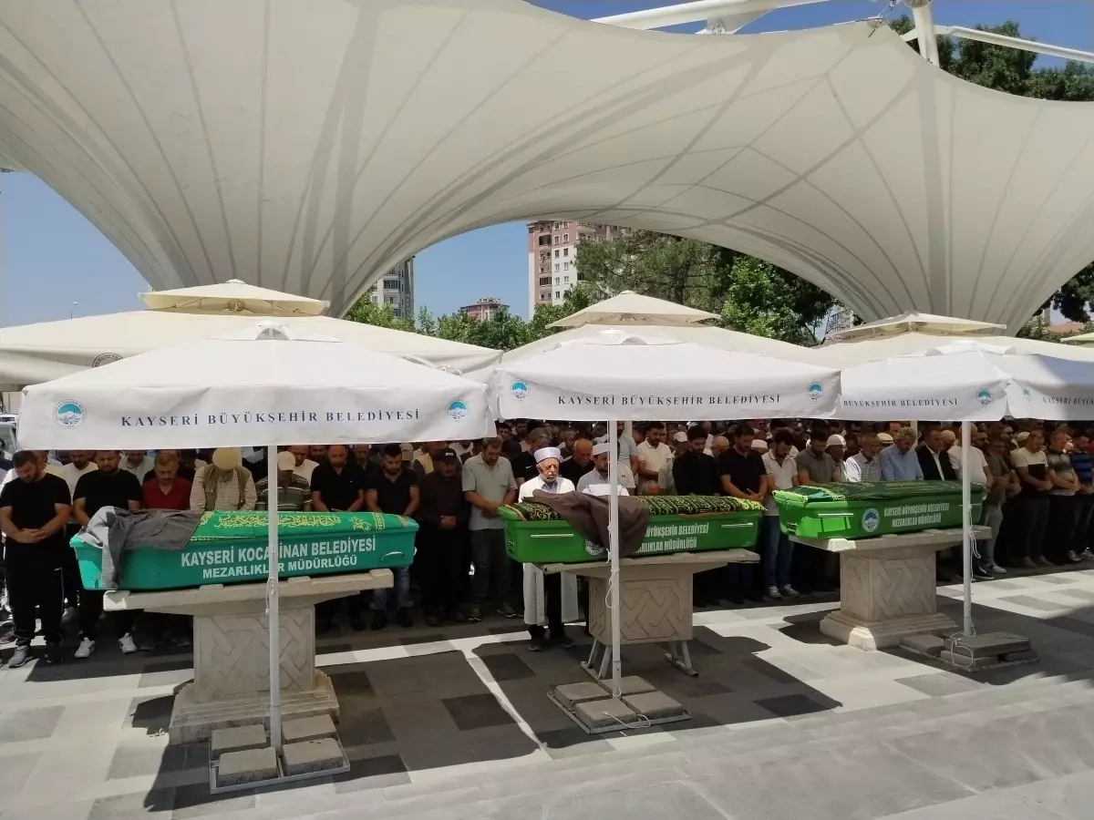 Cami'de Bıçaklanarak Öldürülen Şevki Tanrıkulu Toprağa Verildi