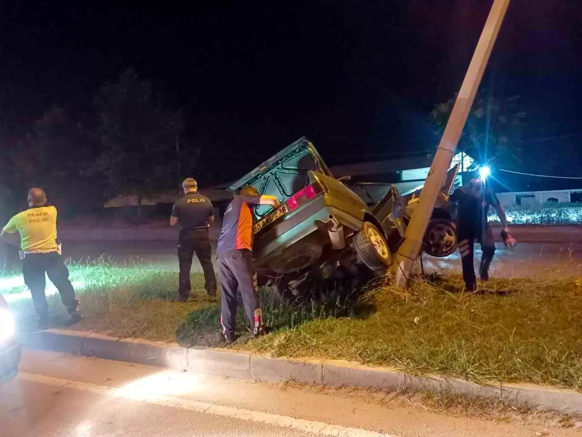 Tokat'ta Trafik Kazası: Araç Refüje Çarpıp Aydınlatma Direğine Vurdu