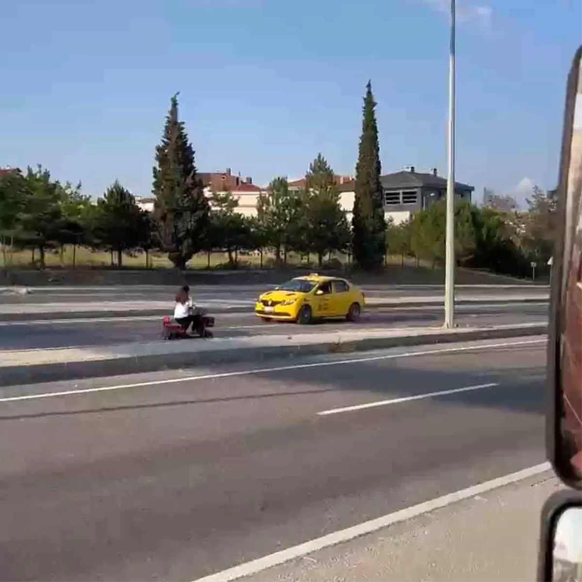 Tekirdağ'da Trafikte Ters Yolda Elektrikli Bisiklet Süren Çocuğun Görüntüleri Kaydedildi