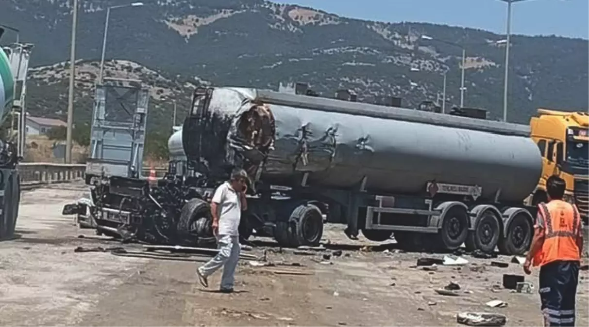 Gaziantep'te Tanker ve Çekici Çarpıştı, İki Sürücü Hayatını Kaybetti