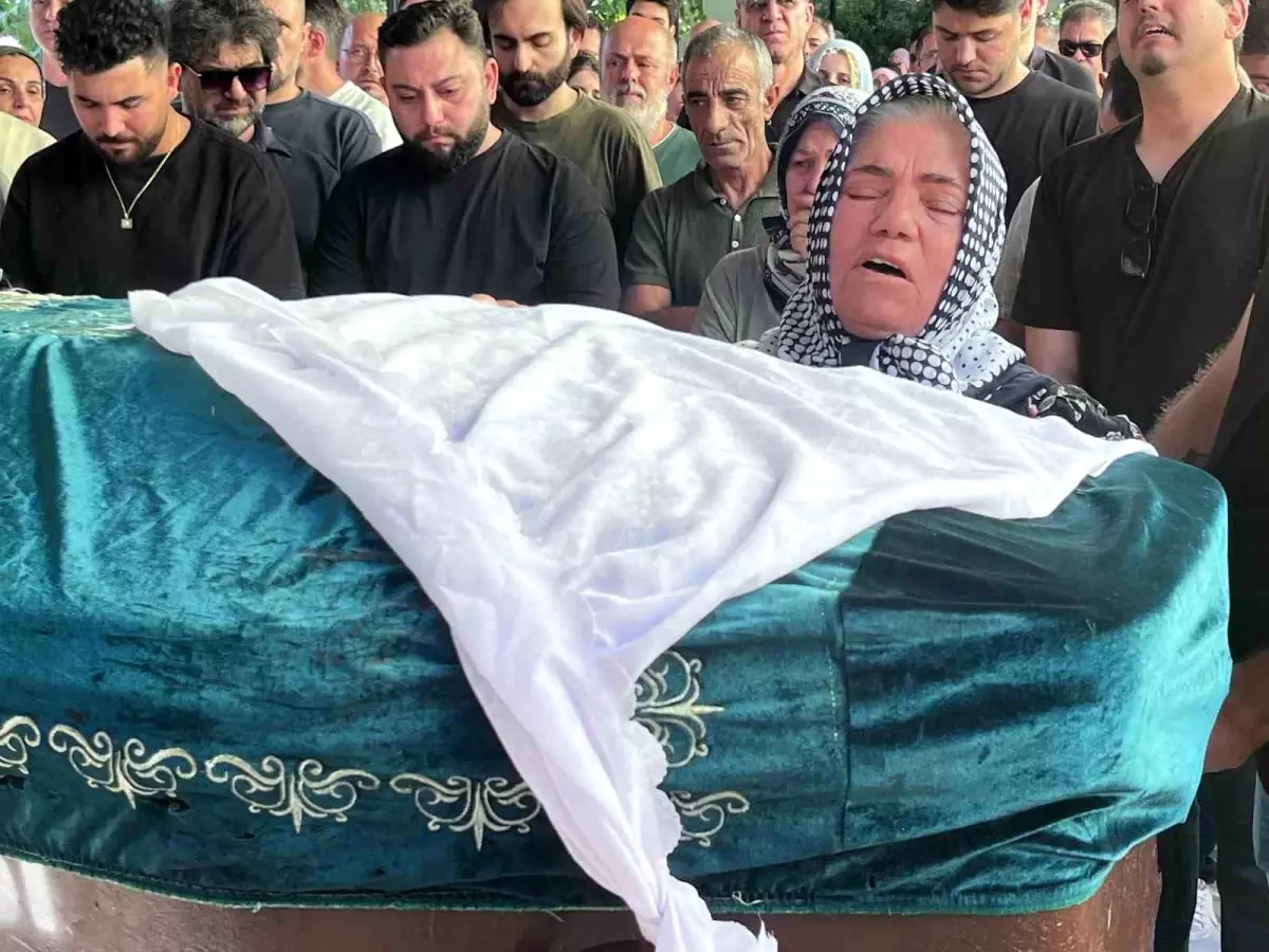Eski Eşi Tarafından Öldürülen Demet Akarsu'nun Cenazesi Gözyaşları İçinde Toprağa Verildi