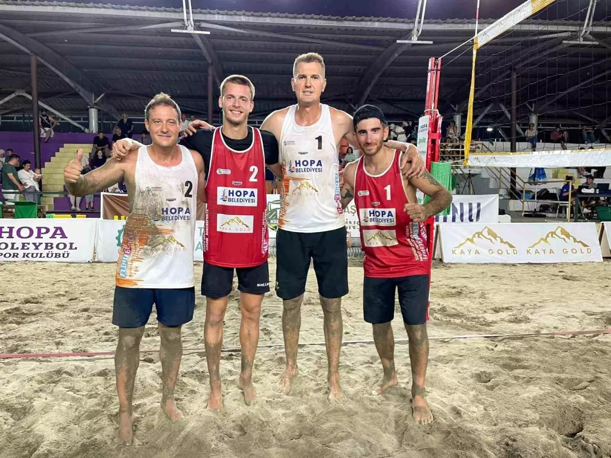 Uluslararası Hopa Plaj Voleybolu Turnuvası Başladı