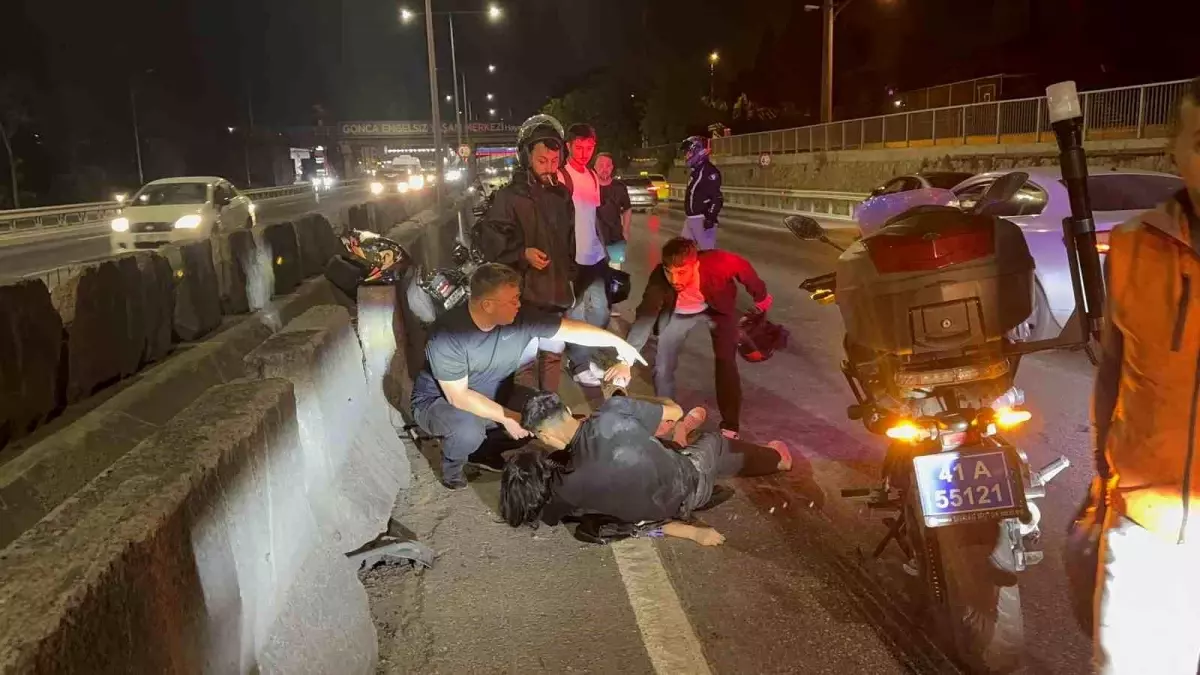 Kocaeli'de Motosiklet Kazası: Kasksız Sürücü ve Arkadaşı Yaralandı