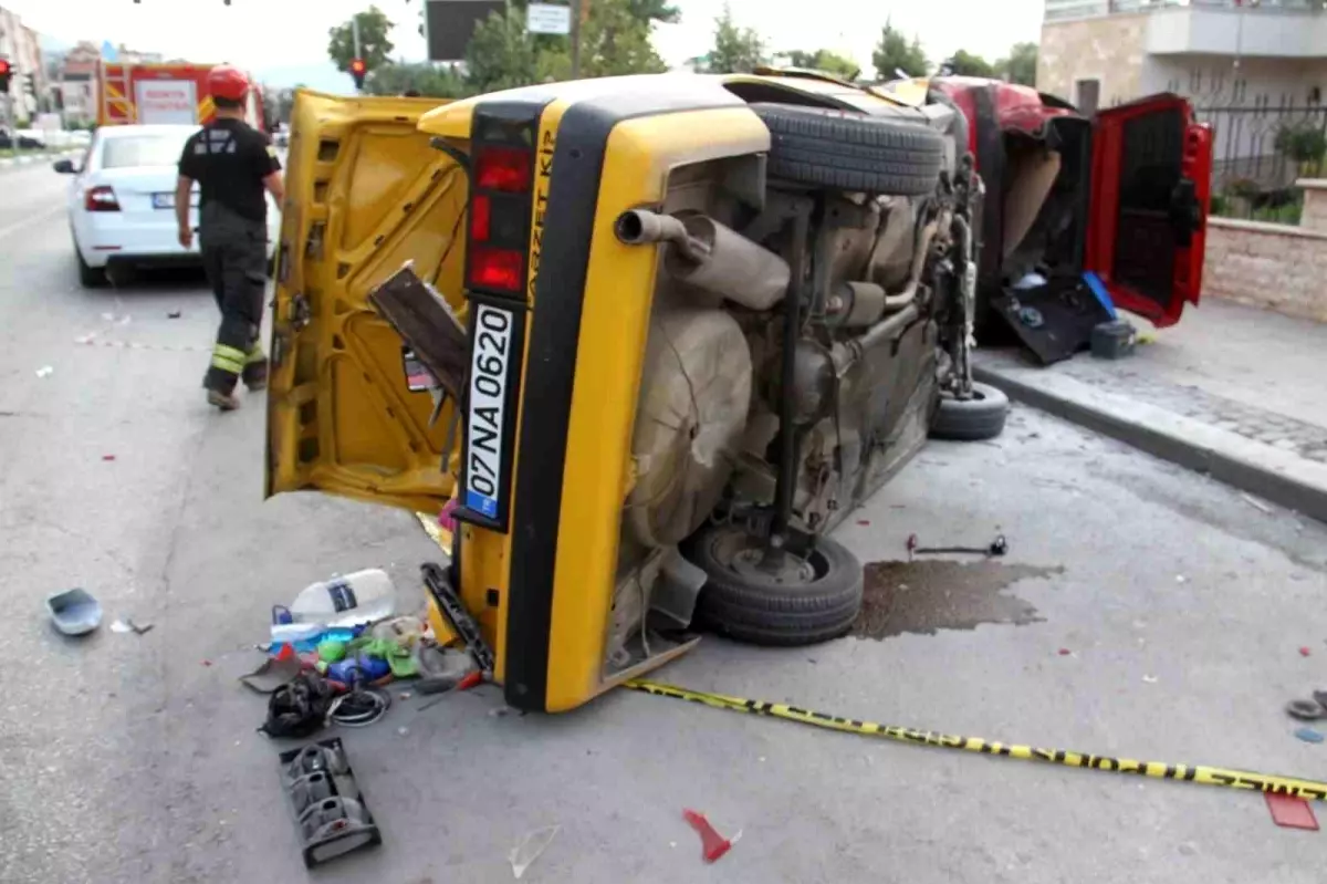 Konya'da Trafik Kazası: 3 Yaralı, 6 Araç Hasar Gördü
