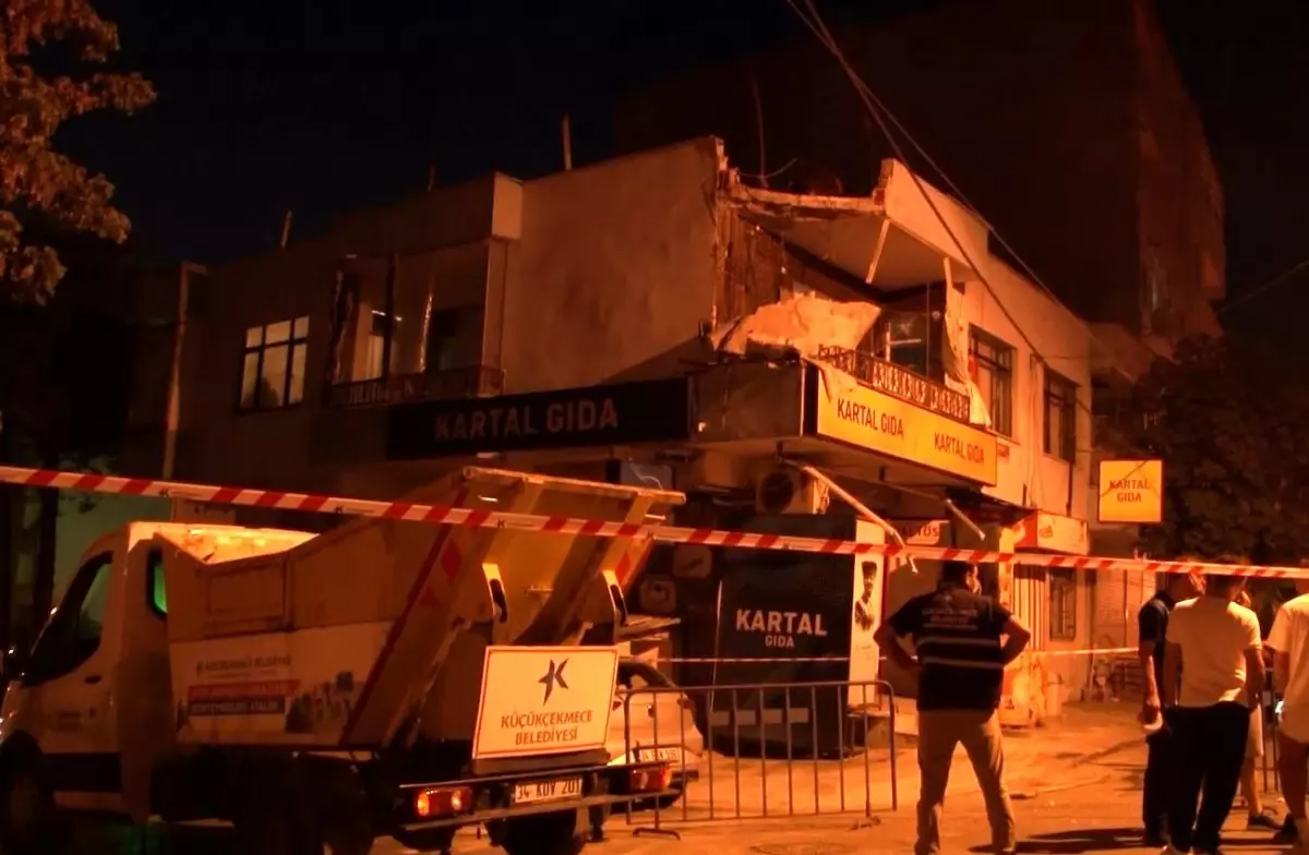 Küçükçekmece'de Balkon Duvarı Çöktü, Facia Önlenmiş Oldu