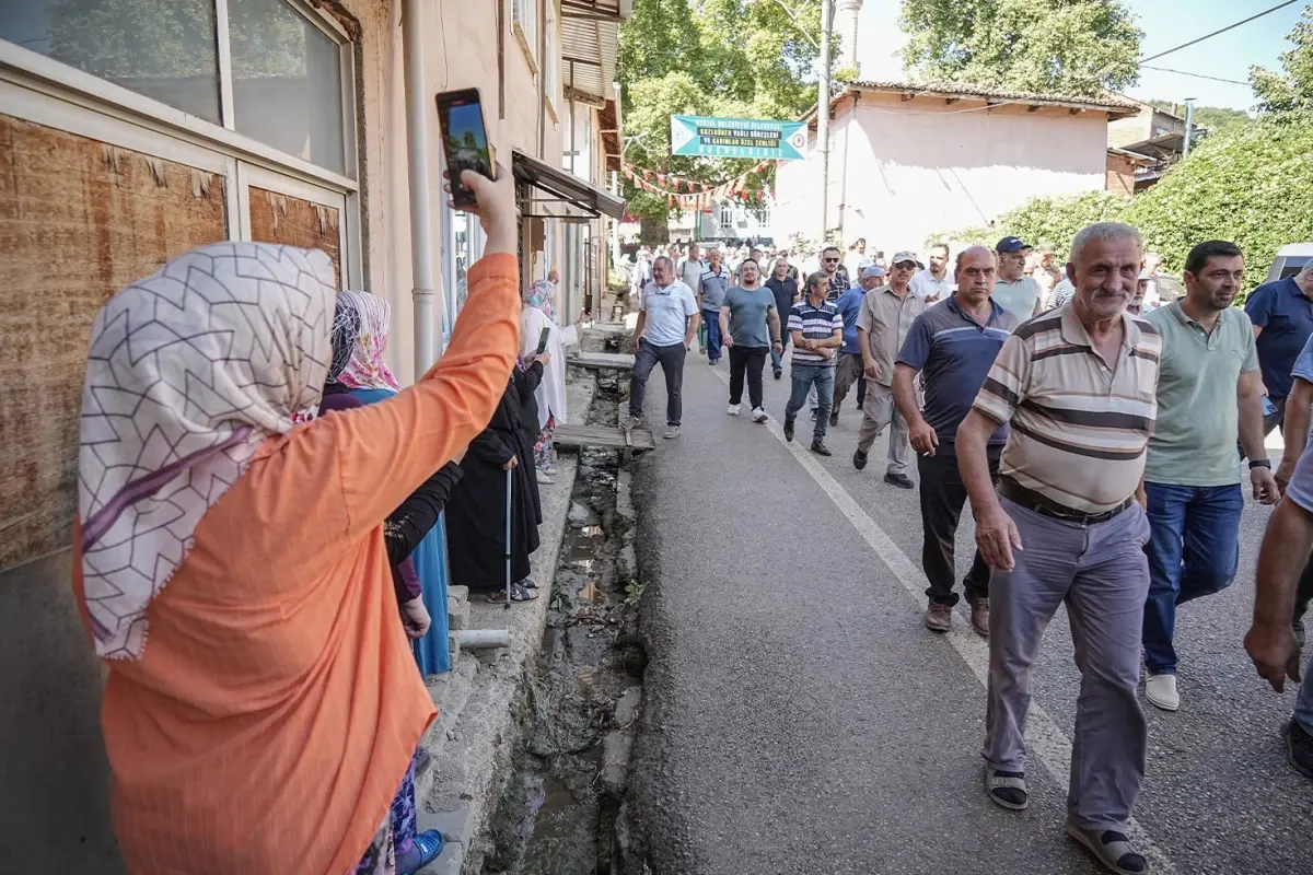 Kadınlar yönetimi devraldı, erkeklerin mahalleye girmesi 1 günlüğüne yasaklandı
