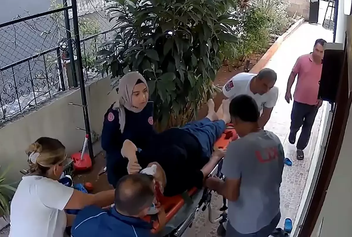 Adana'da Merdiven Kazası: 70 Yaşındaki Kadın Yaralandı