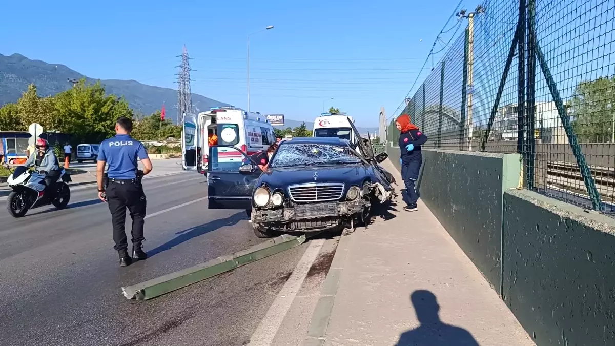 Bursa'da Otomobil Metro Hattı Duvarına Çarptı: 1'i Ağır 2 Yaralı