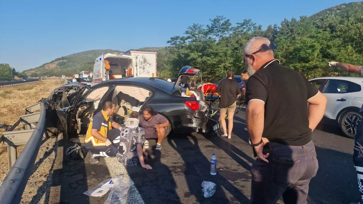 Düzce'de Otoyolda Kaza: 5 Yaralı