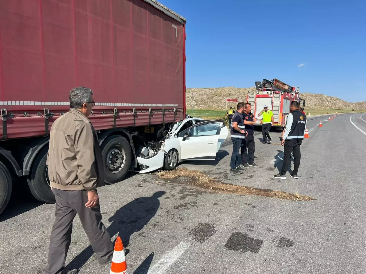 Sivas'ta Otomobilin TIR'a Çarpması Sonucu Bir Çocuk Hayatını Kaybetti