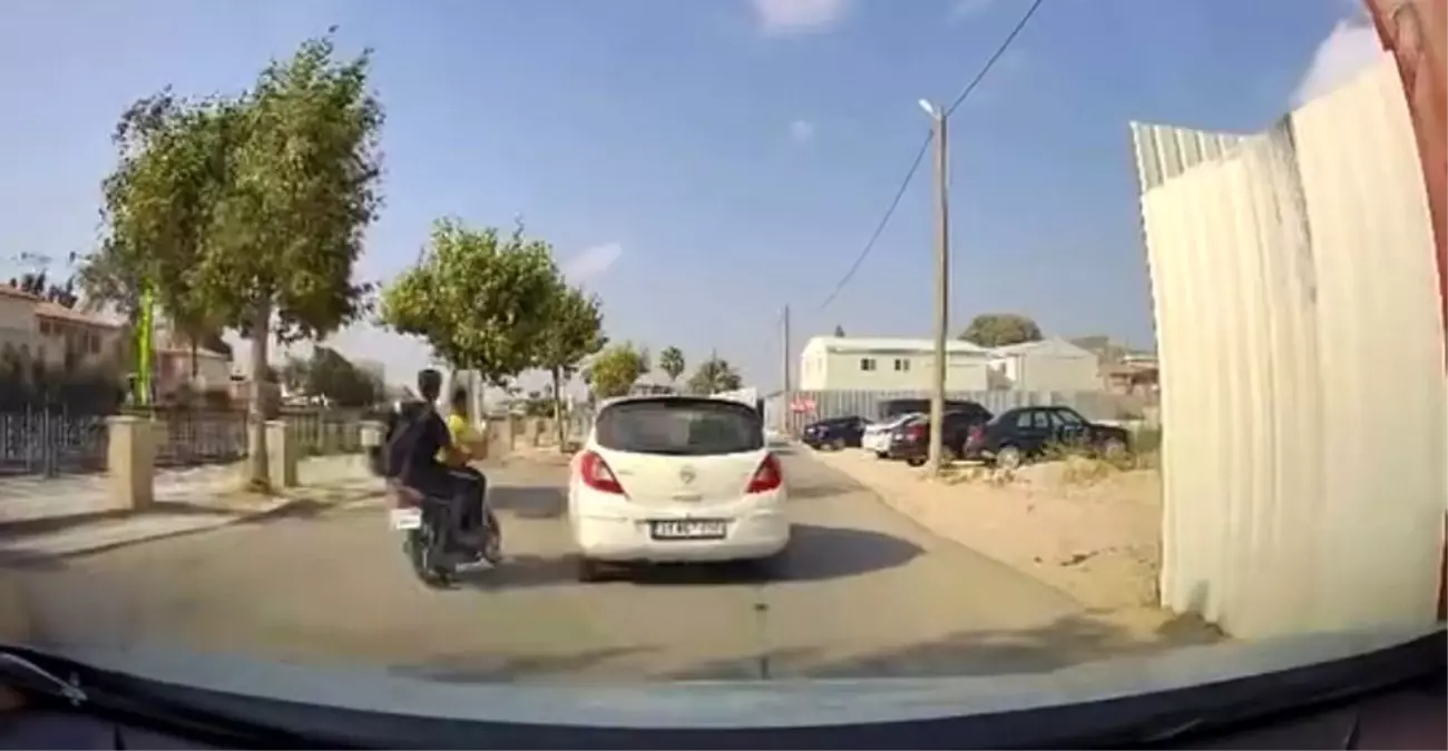 Hatay'da Motosiklet ve Otomobil Çarpıştı, İki Kişi Yaralandı