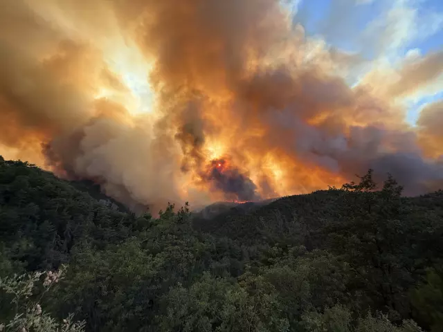 The size of the forest fire in Sakarya was captured from a passenger plane