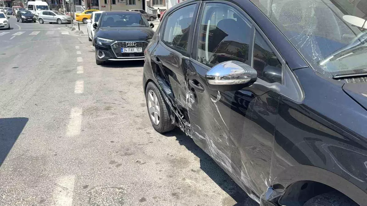 İstanbul'da Sara Krizi Geçiren Sürücü Park Halindeki Araca Çarptı