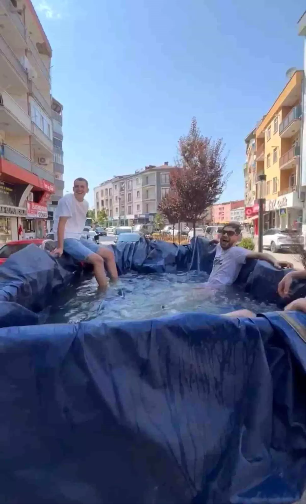 Bursa'da Gençler Traktör Römorkunu Mobil Havuz Yaparak Eğlendi