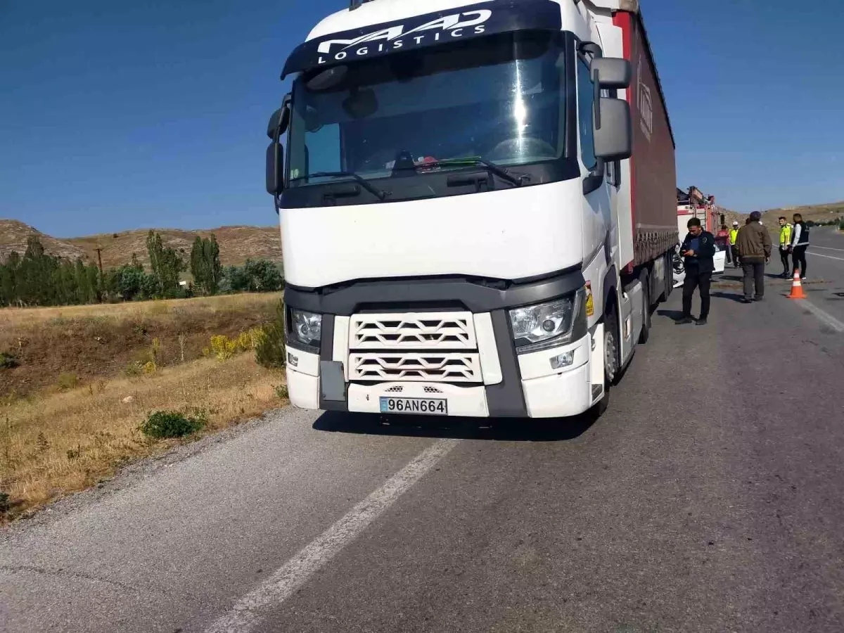 Sivas'ta Trafik Kazası: 3 Yaşındaki Çocuk Hayatını Kaybetti