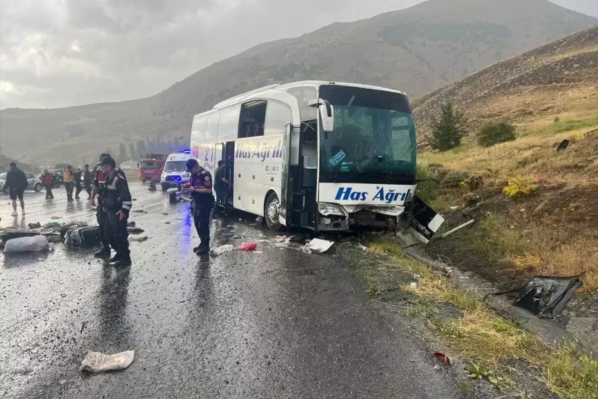 Sivas'ta yolcu otobüsü devrildi! 4 kişi öldü, 40 kişi yaralandı