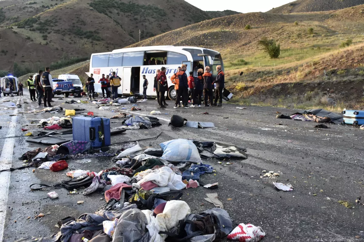 Sivas'ta Yolcu Otobüsü Devrildi: 3 Ölü, 24 Yaralı