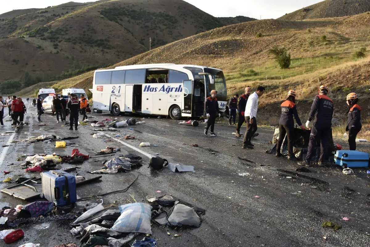 Sivas'ta Otobüs Kazası: 4 Ölü, 33 Yaralı