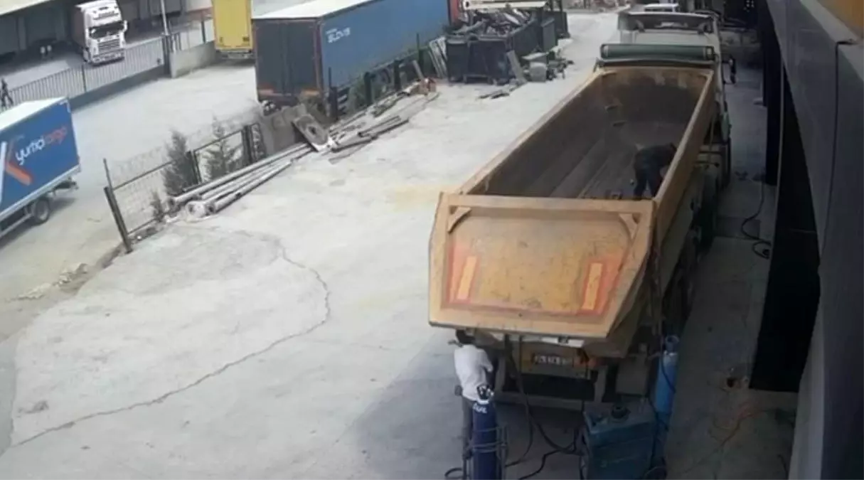 Kocaeli'de Damperli Tırın Kapağı Şoförü Hayatından Etti