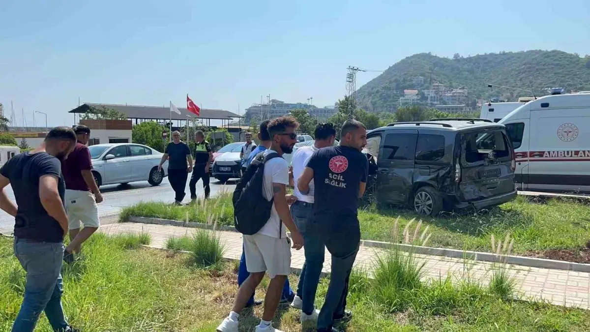 Alanya'da Minibüs ile Hafif Ticari Araç Çarpıştı: 2 Yaralı