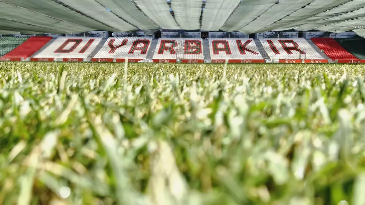 Diyarbakır Stadyumu'nun Zemini Yenileniyor