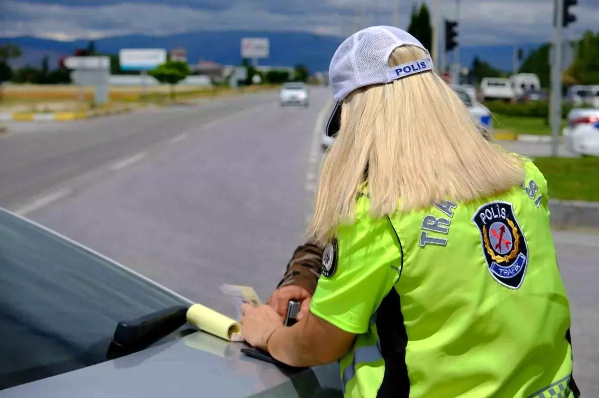 Düzce'de Trafik Denetimlerinde 2 Bin 322 Sürücüye Ceza