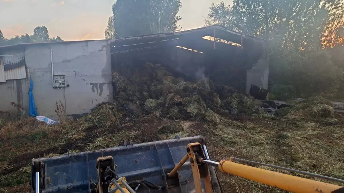 Afyonkarahisar'da Yangın: 3 Kamyon Saman Zarar Gördü
