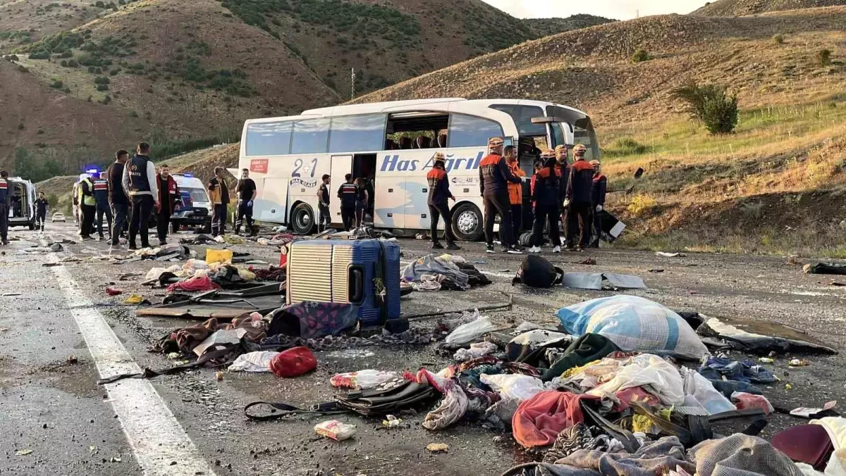 Sivas'ta Otobüs Kazasında 4 Kişi Hayatını Kaybetti, Sürücü Tutuklandı
