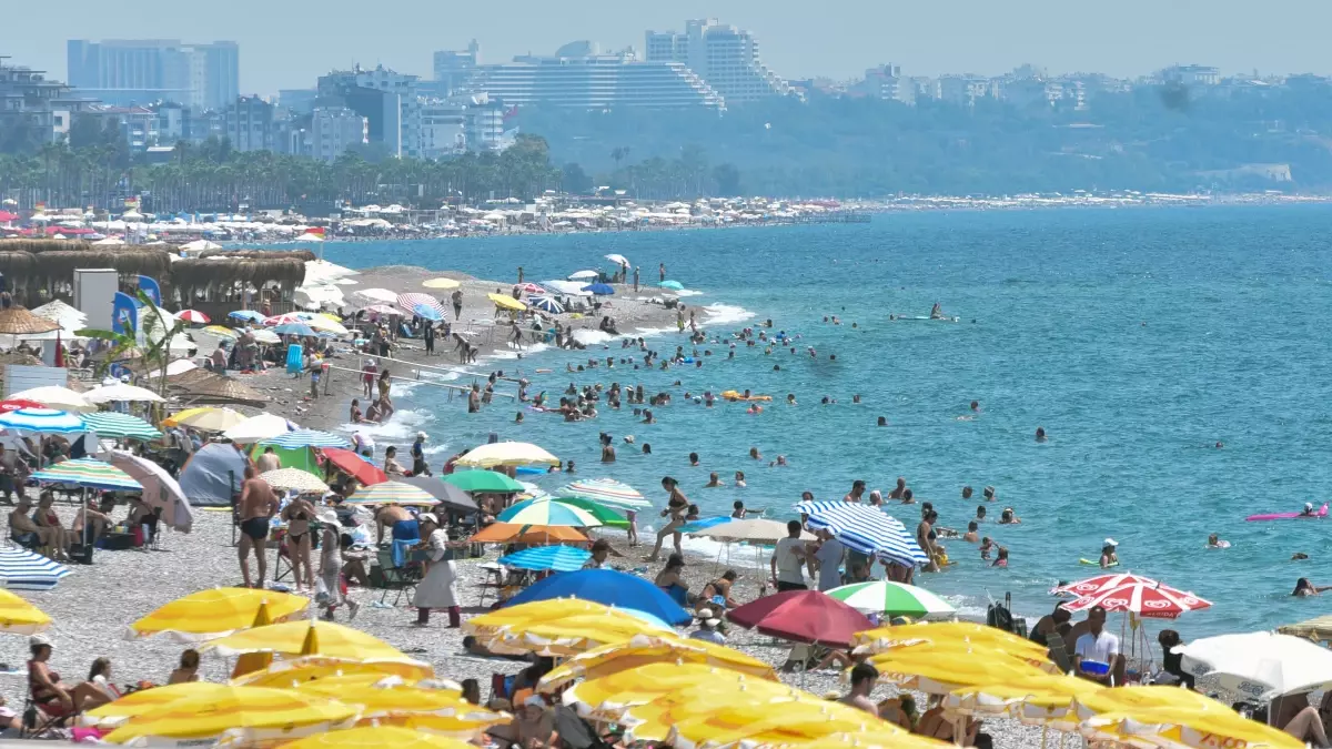 '53 derece' uyarısı yapılan Antalya'da vatandaşlar soluğu sahillerde aldı
