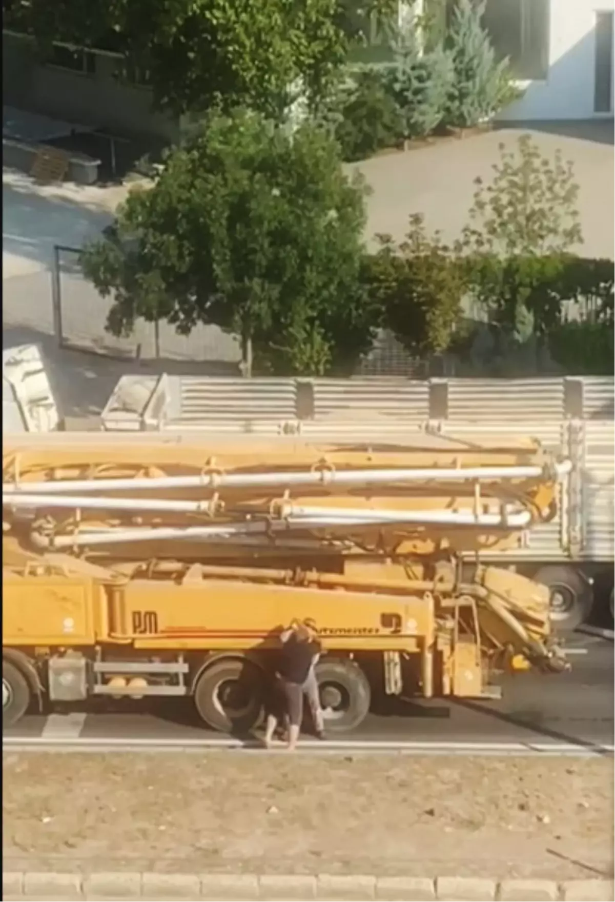 Aksaray'da Yol Vermeme Kavgası: Beton Mikseri Operatörü Bıçaklandı