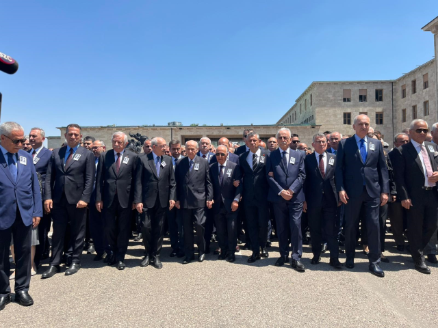 Altan Öymen'in cenaze törenine damga vuran görüntü Altan Öymen'in cenaze törenine damga vuran görüntü
