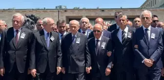 Altan Öymen'in cenaze törenine damga vuran görüntü