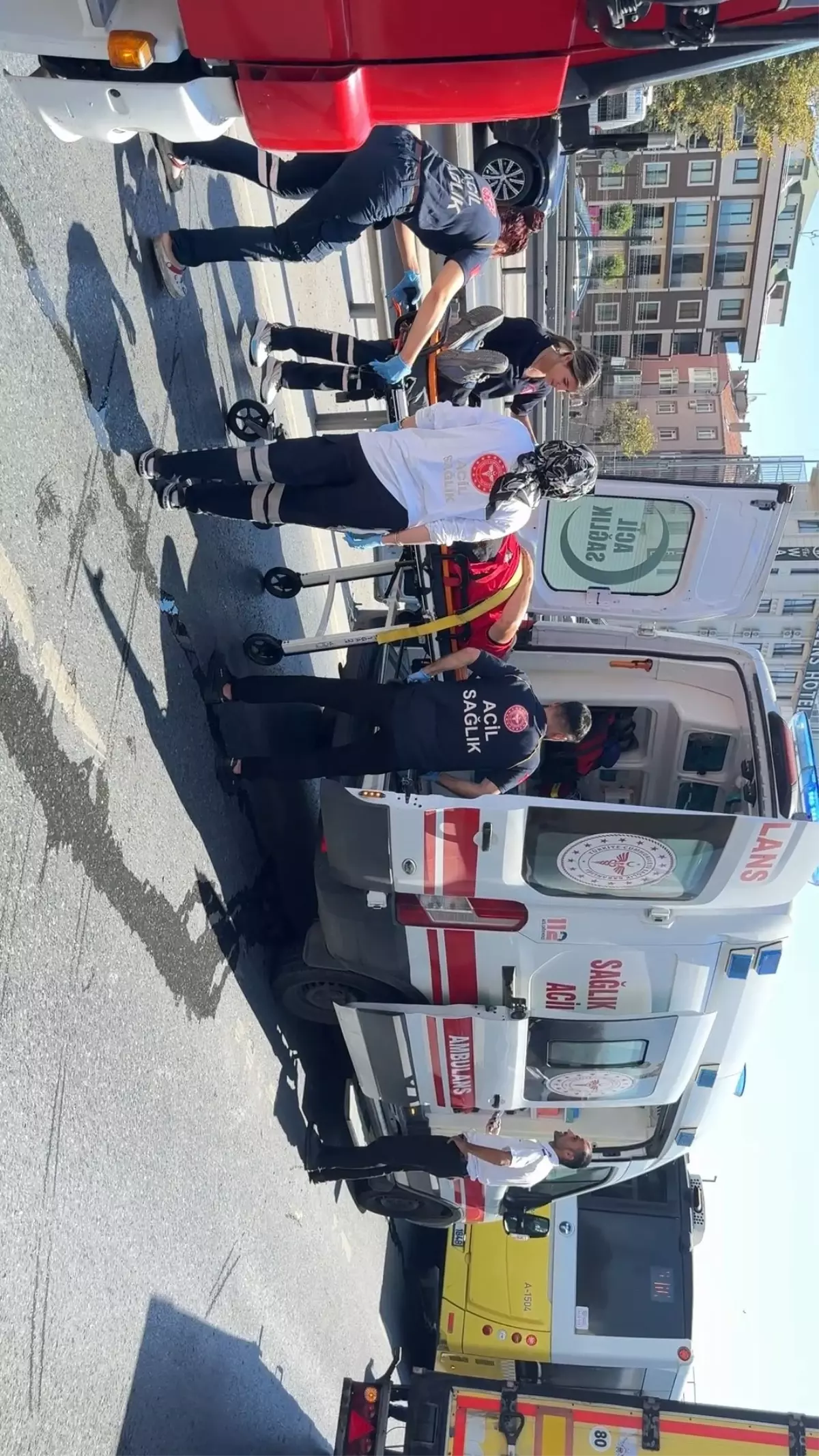 Avcılar'da Otomobil İETT Otobüsüne Çarptı: Sürücü Yaralı