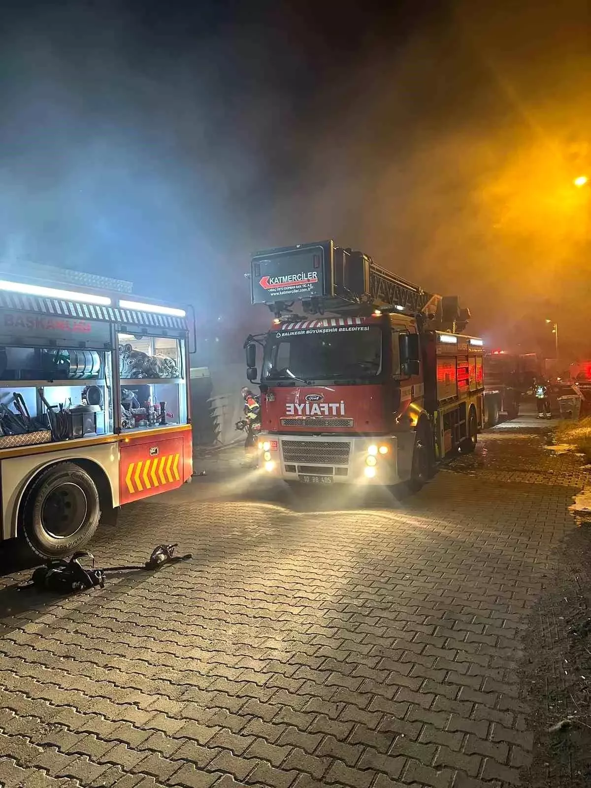 Ayvalık'ta Zeytinyağı Tesisinde Yangın Çıktı