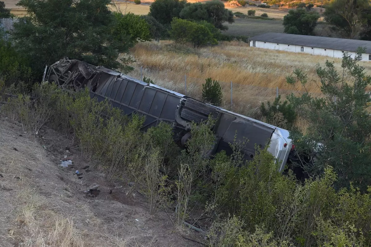 Balıkesir'de yolcu otobüsü şarampole devrildi: 27 yaralı