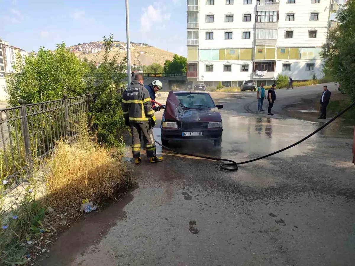 Bayburt'ta Park Halindeki Otomobilde Yangın Çıktı