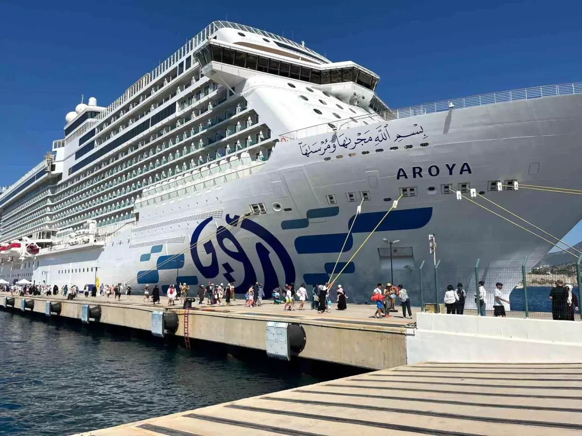 Bodrum'a gelen Aroya yolcu gemisi 2 bin 241 yolcu taşıdı