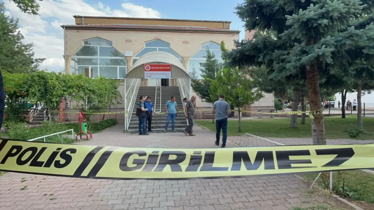 Kayseri'de Cami İçi Cinayet: Komşusunu Bıçaklayarak Öldürdü